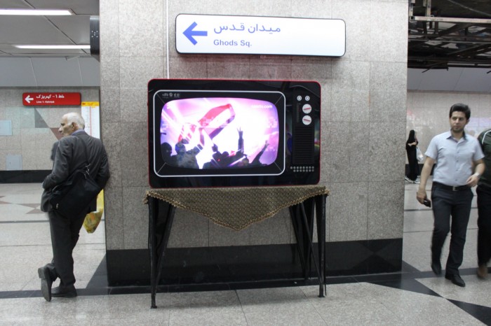 Ecran vidéo de propagande dans le métro de Téhéran
