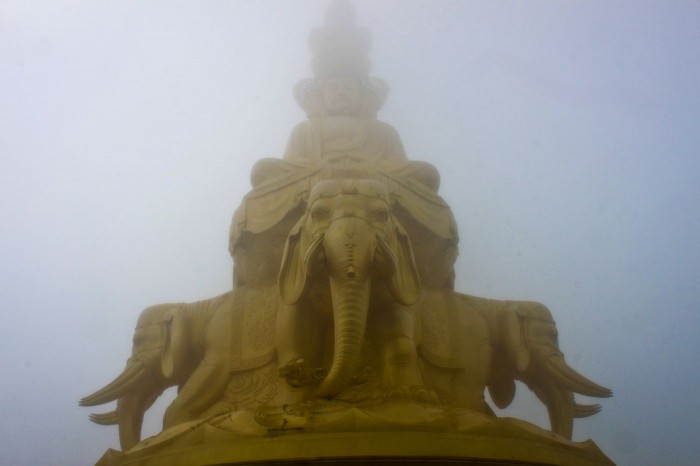 Emei Shan Sommet d'Or dans le brouillard