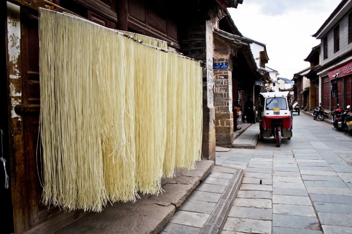 Nouilles séchant dans la rue à Weishan