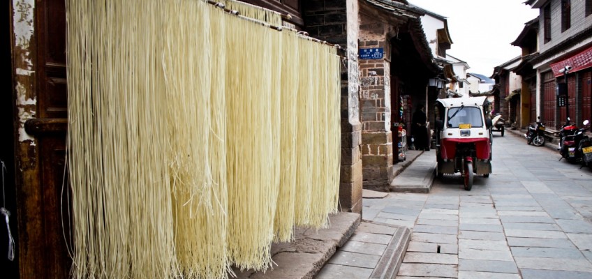 Nouilles séchant dans la rue à Weishan