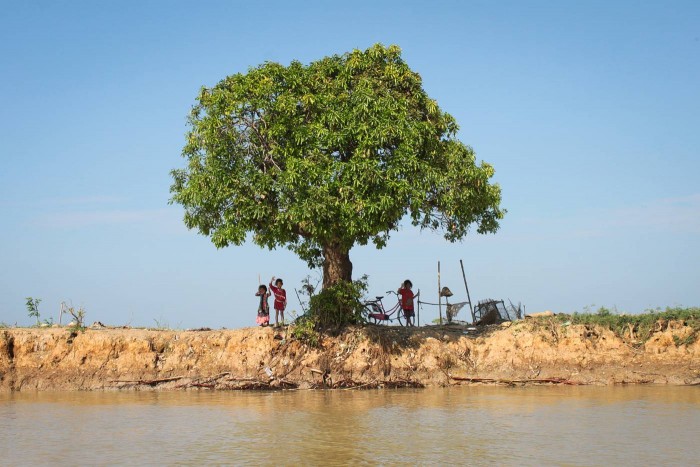 Enfants sur les bords du Tonlé Sap au Cambodge