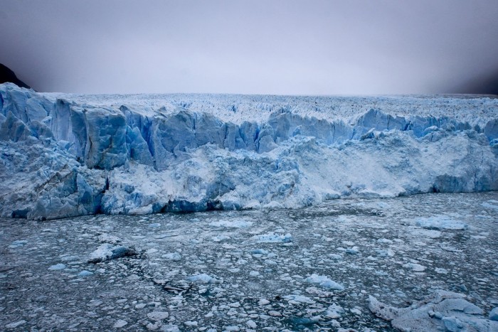Le Perito Moreno et la brume qui cache la mer de glace derrière