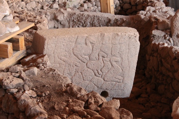 Une stèle avec des canards à Göbekli Tepe