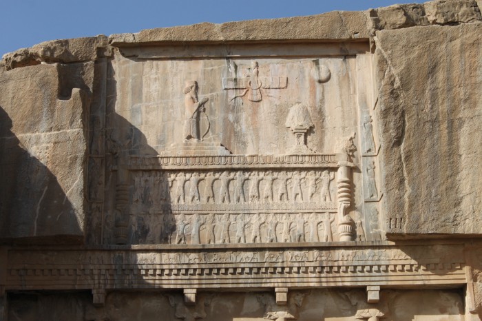 Frise du tombeau d'Artaxerxes III qui surplombe le site de Persepolis