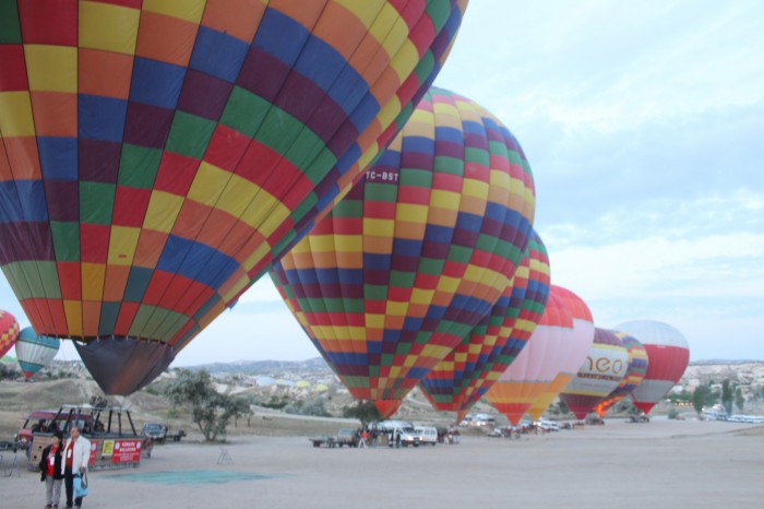 Les montgolfières rangées en ligne