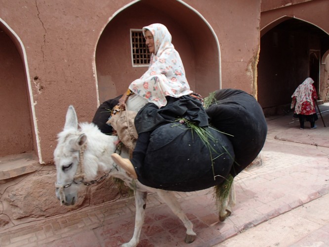 Vieille femme à Abyaneh