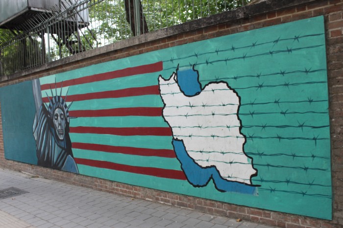Mur de l'ancienne ambassade des USA à Téhéran