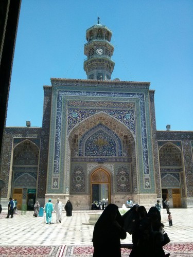 Une des portes dans le mausolée à Mashaad