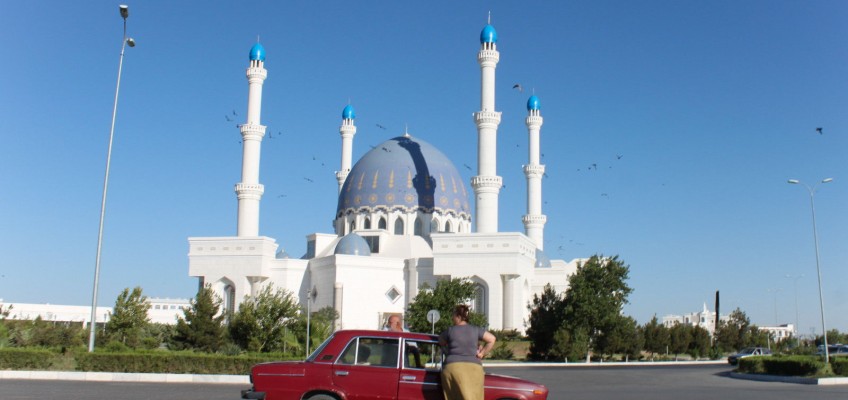 Une Lada devant une mosquée à Mary