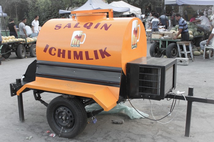 Citerne de soda au marché de Chorzu, à Tashkent