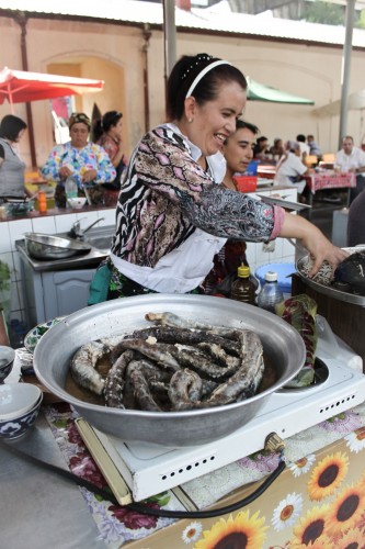 Vendeuse au bazar de Chorzu à Tashkent