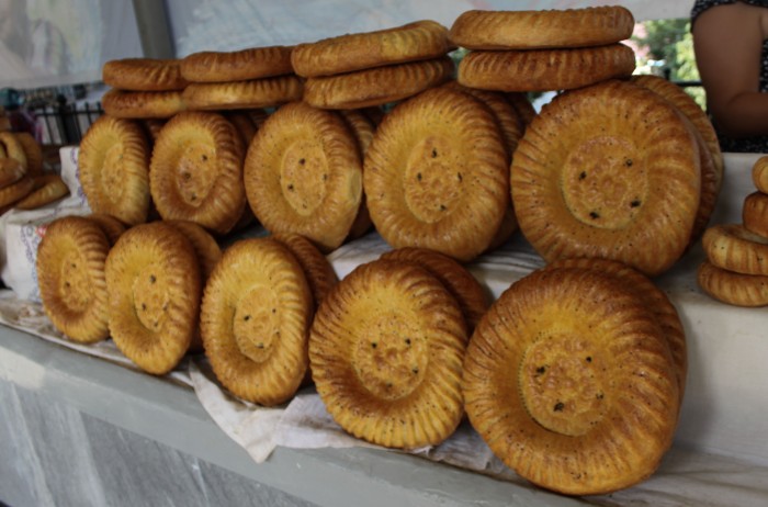 Pain ouzbek au marché de Chorzu