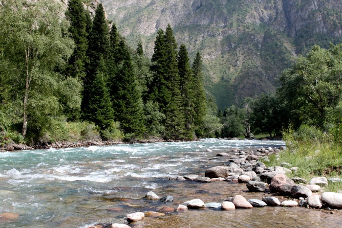 Une rivière au Kirghizstan, entre Osh et Bishkek