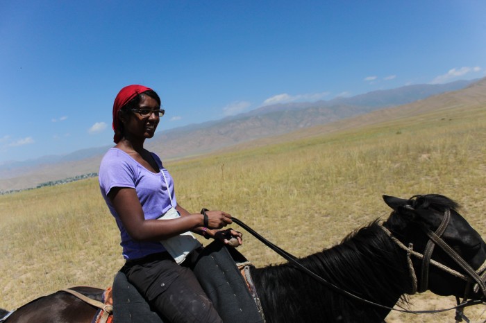 Sophie et son cheval au Kirghizstan