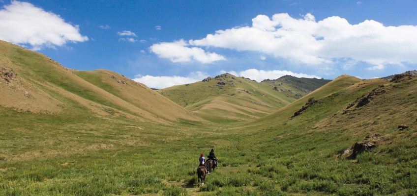 Quelque part à cheval dans les montagnes du Kirghizstan