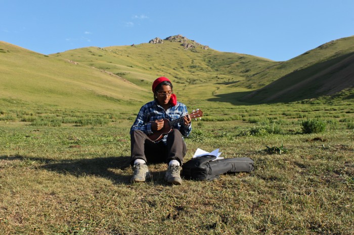 Sophie joue du ukulélé dans les montagnes kirghizes