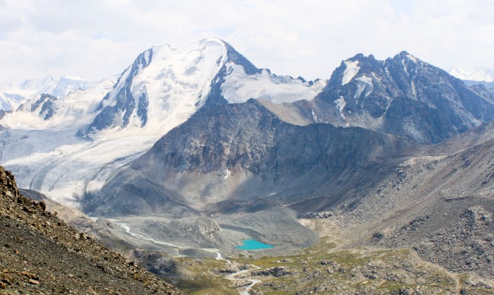 Le glacier et le petit lac en forme de coeur 