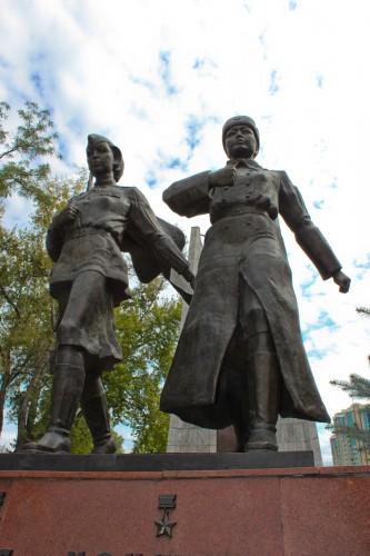 Deux héroïnes kazakhs de la seconde guerre mondiale
