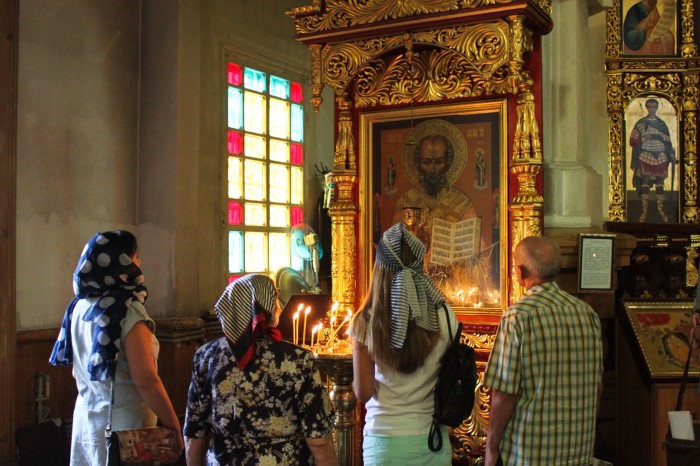 Prières dans une église orthodoxe à Almaty