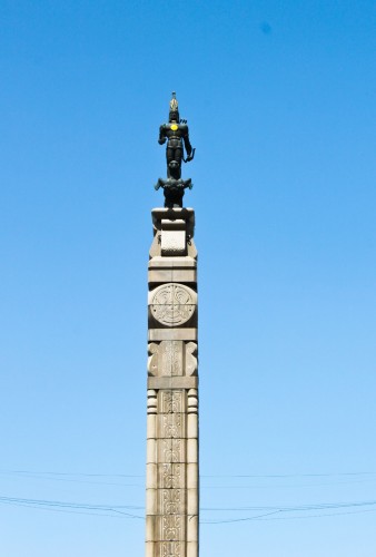 La statue de l'Homme d'Or à Almaty