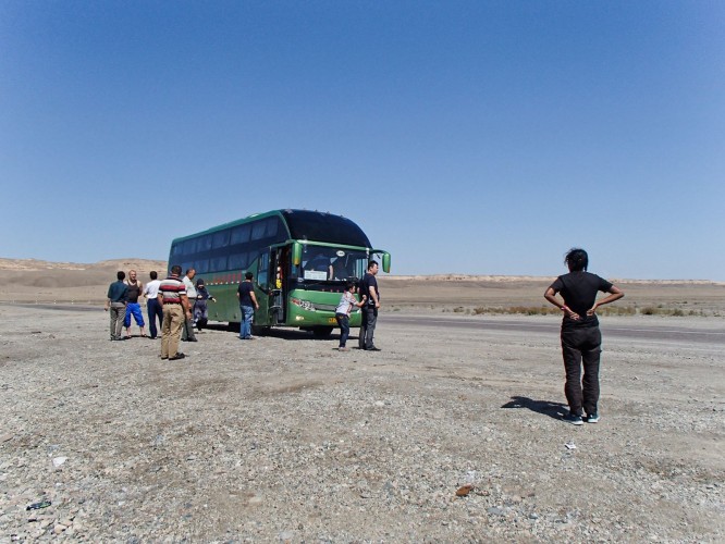 Pause pipi dans le désert kazakh