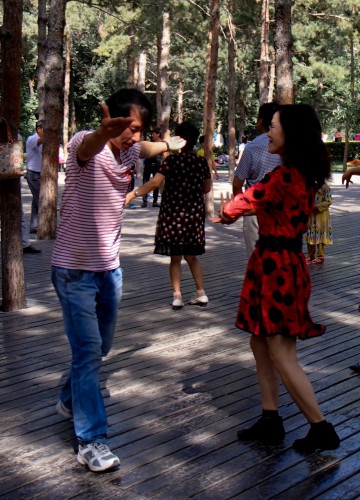Danseurs dans le parc central d'Urumqi