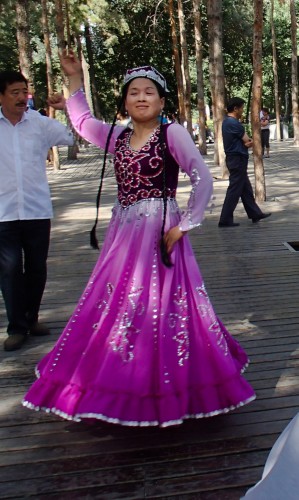 Danseuse Ouighour dans le parc central d'Urumqi