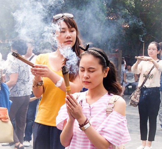 Jeunes filles en prière au temple des Lamas