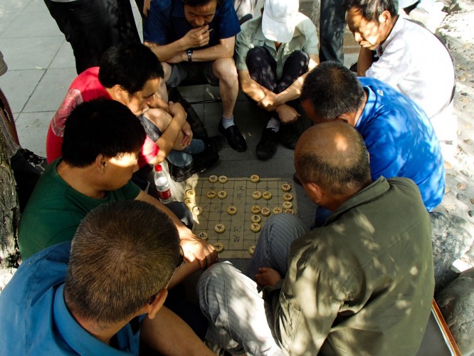 Joueurs d'échecs chinois dans le parc urumqi