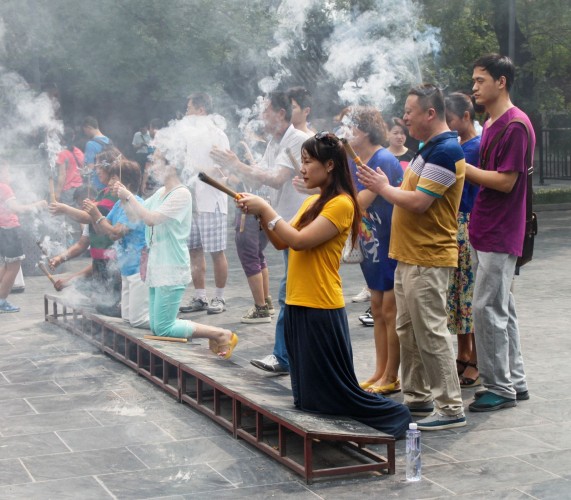 Prières au temple des Lamas à Beijing