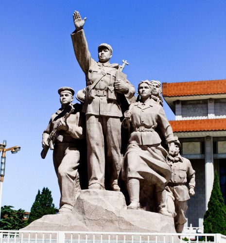 Statues devant le Mausolée de Mao Zedong