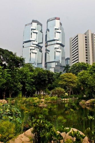 Gratte ciel dominant un parc à Hong Kong