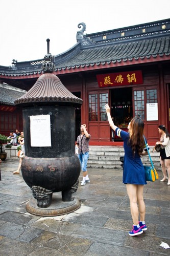Le jeu du lancer de pièce dans un temple de Nanjing