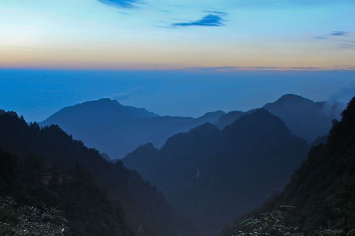 Emei Shan Vue sur le montagne au soleil couchant