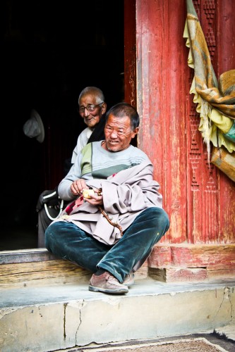 Tibétains à l'entrée d'un temple à Litang