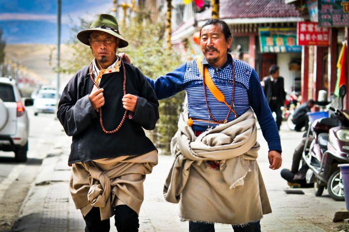 tibétains dans les rues de Litang