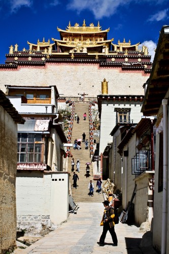 Le grand escalier qui mène du temple Dratsang, Shangri-La