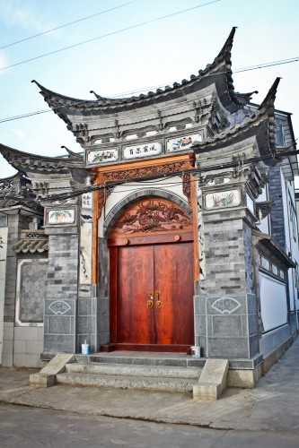Porte d'une maison Bai près de Dali
