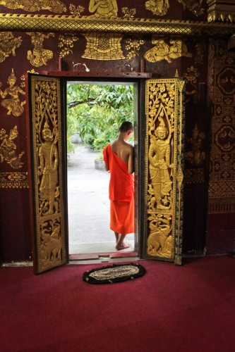 Moine dans un temple de Luang Prabang