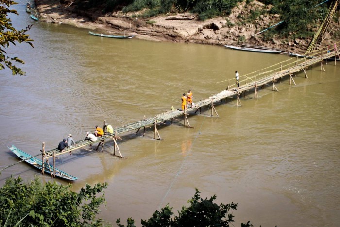 Pont de bambou à Luang Prabang