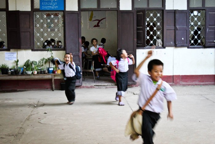 La sortie des classes à Vientiane