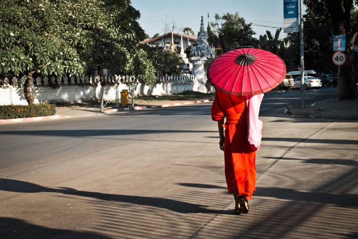 Moine dans les rues de Vientiane
