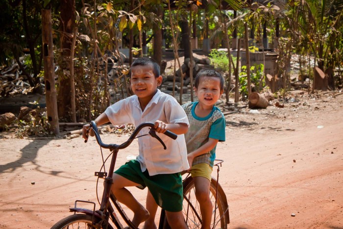 Hpa-An_petits_cyclistes