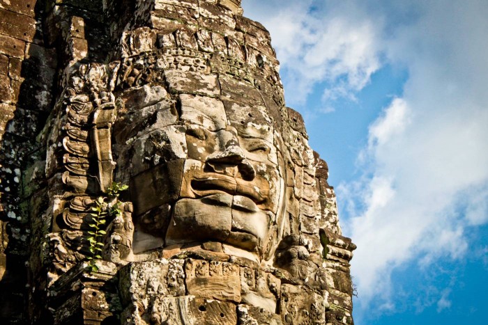 Un des visages énigmatiques du Bayon à Angkor