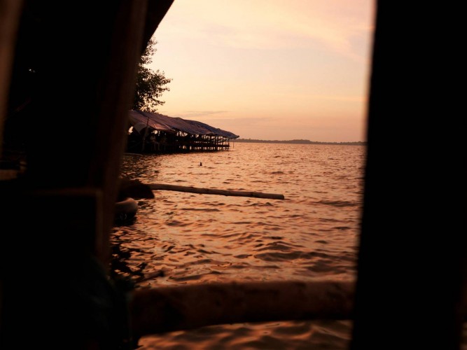 Paillote sur les eaux du réservoir ouest à Angkor