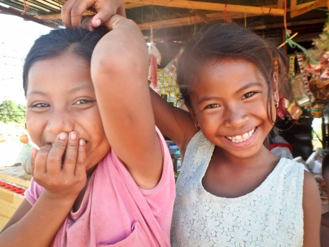 Enfants dans la campagne cambodgienne