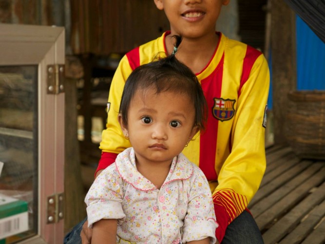 Bambin dans la campagne cambodgienne