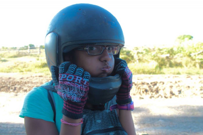 Sophie essaye le casque de moto de Romain