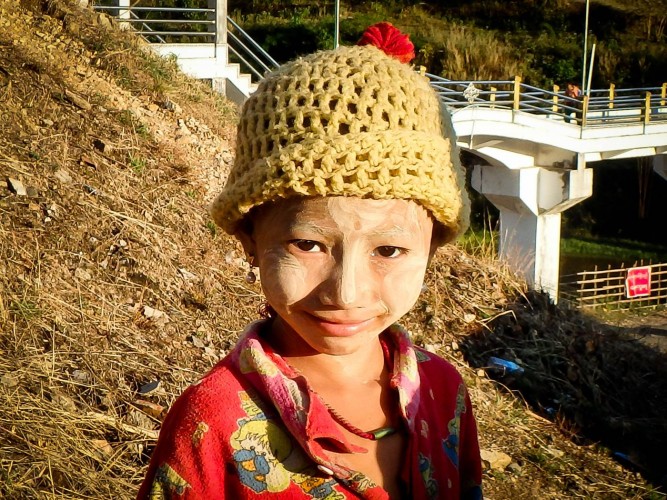 Enfant portant de tanaka  Birmanie
