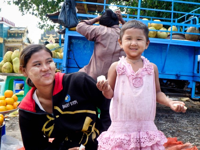 Enfant portant du tanaka - Birmanie